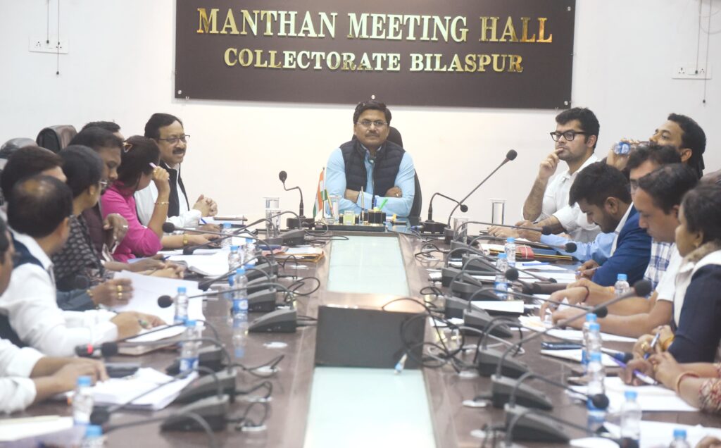 कलेक्टर ने की धान खरीदी की समीक्षा, लापरवाह अधिकारियों पर कड़ी कार्रवाई के निर्देश