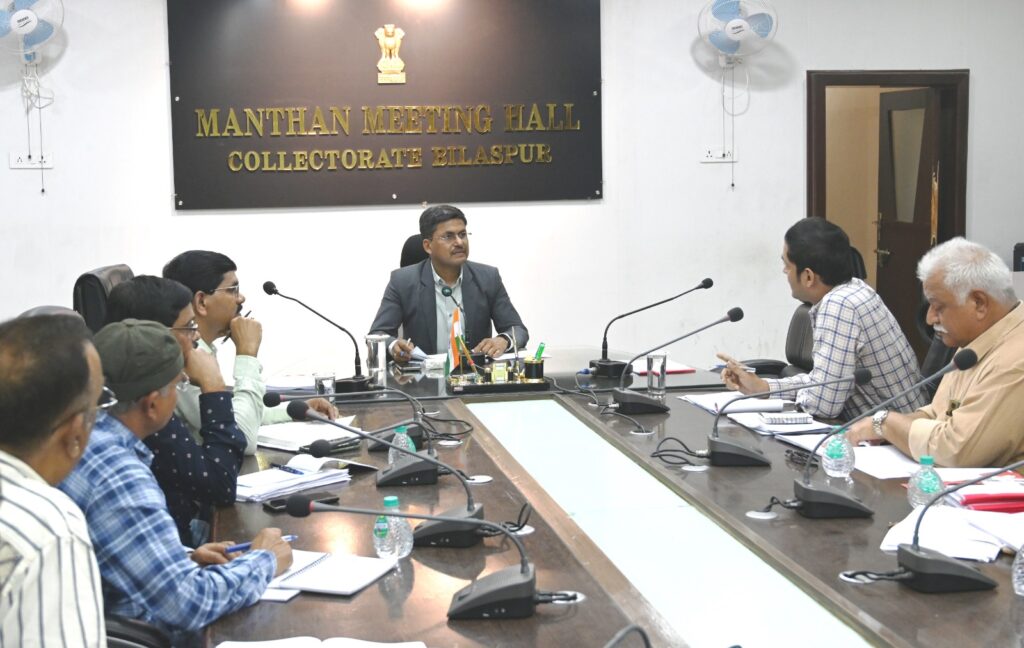 कलेक्टर ने की पीएचई, जल संसाधन और विद्युत विभाग की समीक्षा, लापरवाह ठेकेदार होंगे ब्लैक लिस्टेड