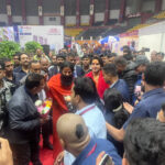 दैनिक भास्कर प्रॉपर्टी एक्सपो में सिंघानिया बिल्डकॉन के स्टॉल पर पहुंचे बाबा रामदेव और बागेश्वर बाबा