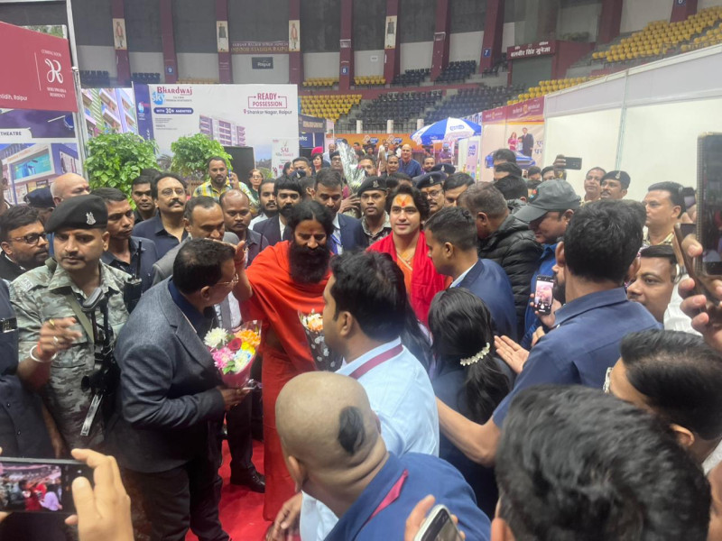 दैनिक भास्कर प्रॉपर्टी एक्सपो में सिंघानिया बिल्डकॉन के स्टॉल पर पहुंचे बाबा रामदेव और बागेश्वर बाबा
