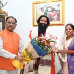 मुख्यमंत्री विष्णु देव साय से योग गुरु बाबा रामदेव की सौजन्य मुलाकात