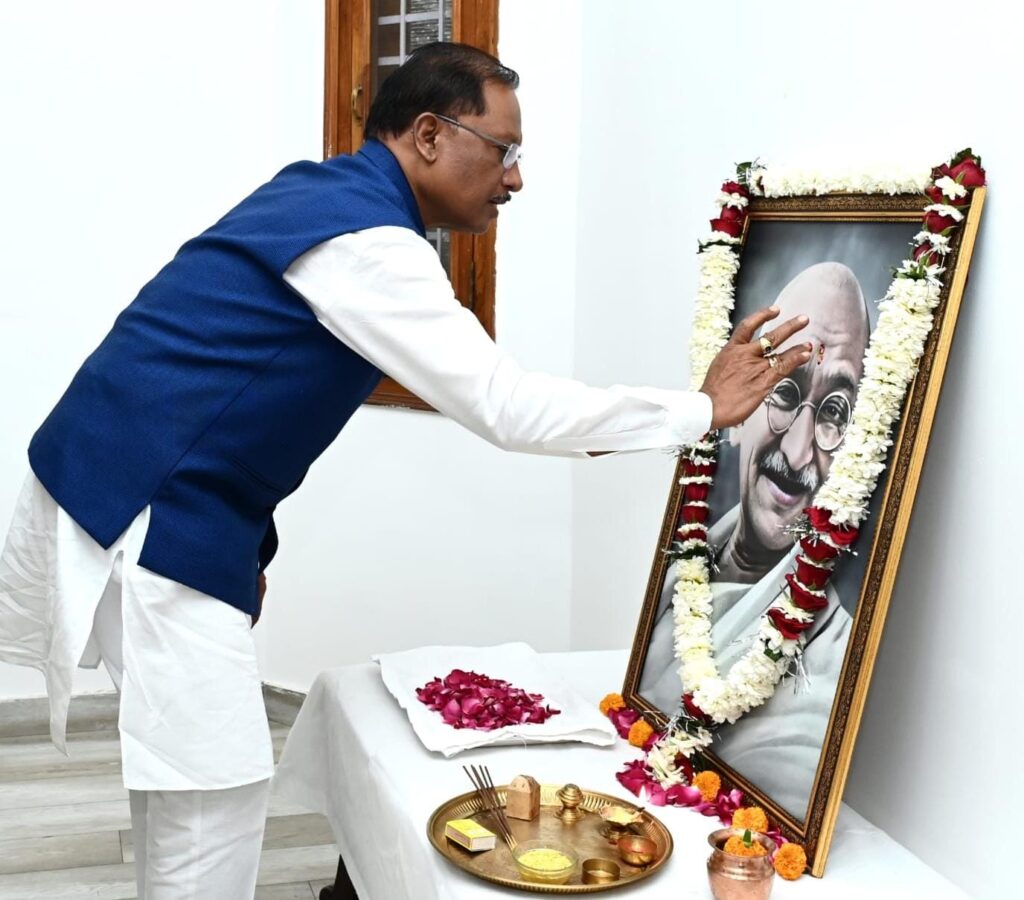 मुख्यमंत्री श्री विष्णु देव साय ने महात्मा गांधी की पुण्यतिथि पर किया नमन