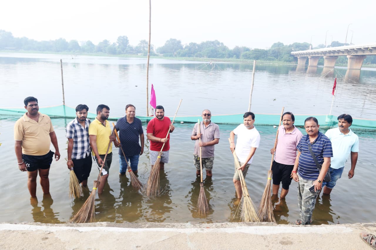 🌅 छठ पूजा समिति सहित भक्तों ने एशिया के सबसे बड़े स्थाई छठ घाट पर किया श्रमदान