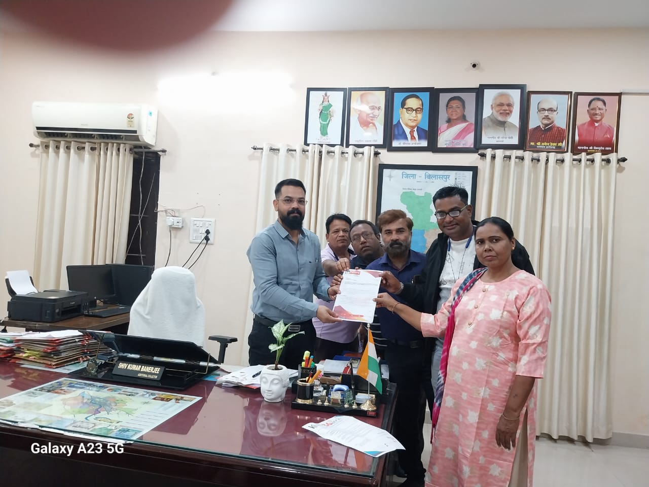 📰 पत्रकारों ने मुख्यमंत्री को सौंपा ज्ञापन — संवाद कार्यालय के अधिकारी पर मारपीट और सत्ता दुरुपयोग का आरोप